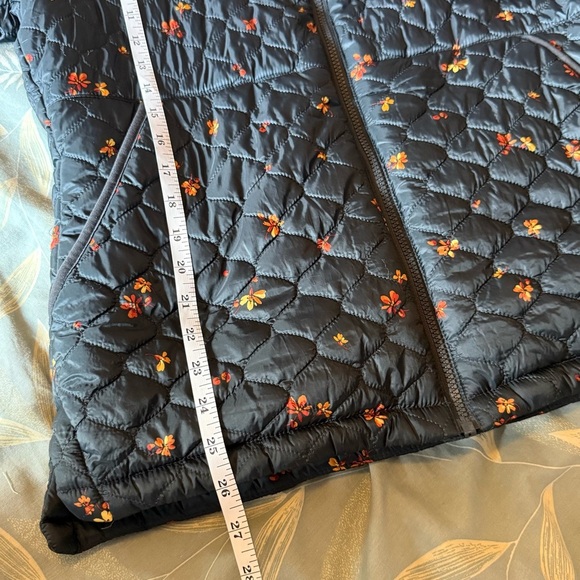 Amazon Essentials Women's Black Quilted Puffer Jacket with Floral Print - Picture 4 of 6